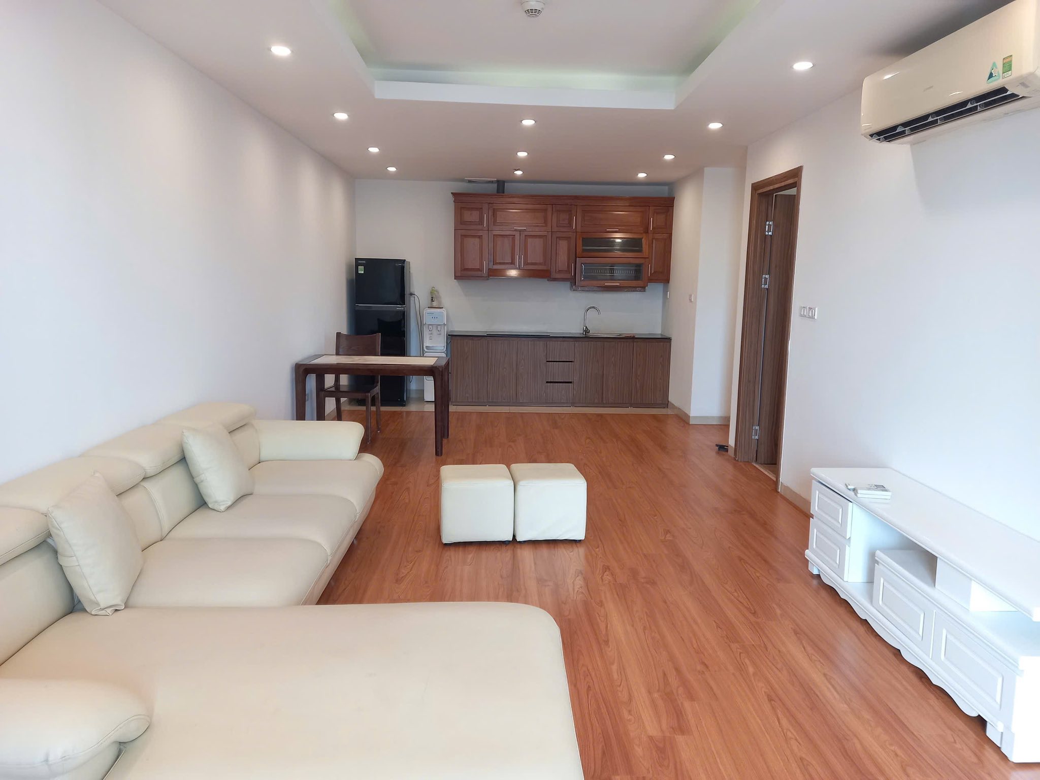 Cho thuê căn hộ Center Point,110 Cầu Giấy, 80m2, 2 ngủ, Full đồ, 16.5 Triệu ở gđ, nhóm đi làm - Ảnh chính